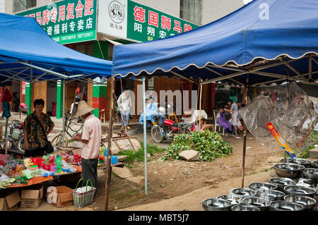 Fuli Village, Yangshuo, Guangxi, Chine - le 2 août 2012 : vue sur un marché de rue à l'Fuli Village dans la campagne du sud de la Chine, de l'Asie. Banque D'Images