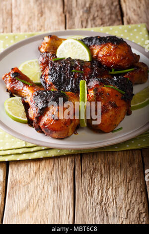 Poulet grillé au citron vert et les oignons du pilon libre sur une plaque sur une table verticale. Banque D'Images