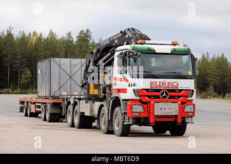 Mikkeli, Finlande - le 21 septembre 2017 : Mercedes-Benz Actros 4151 monté sur chariot avec Fassi F1500XP heavy duty grue et de la charge sur la remorque stationnée sur chariot Banque D'Images