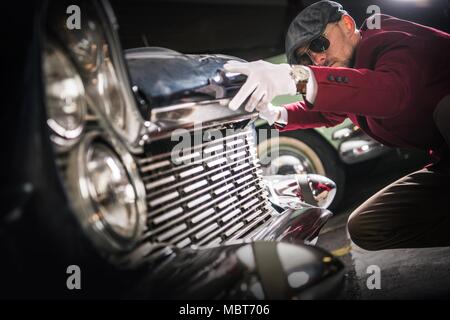 Classic Car Collector de l'évaluation. Les hommes de race blanche en détail sur le American Vintage Pour la vente du véhicule. Banque D'Images