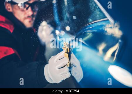 Voiture détaillant par nettoyeur professionnel. Photo gros plan. Le lavage de véhicules et de la protection de carrosserie peinture. Banque D'Images