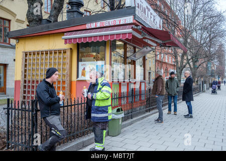 Un Günters célèbre kiosque à hot-dog à Vasastan, Stockholm par certains prétend avoir les meilleurs hot-dogs en Suède saucisses servant de partout dans le monde. Banque D'Images