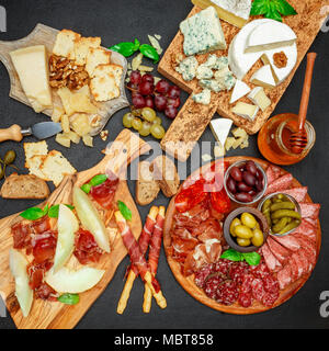 Assiette de fromage de viande froide avec chorizo salami, prosciutto et fromage Banque D'Images