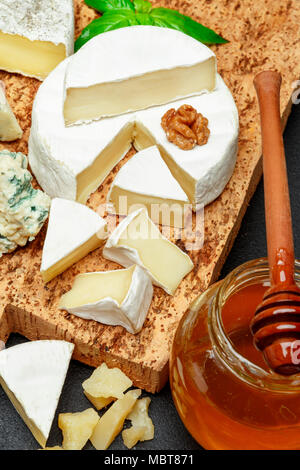 Fresh Brie ou camembert sur planche de bois avec des noix et du miel Banque D'Images