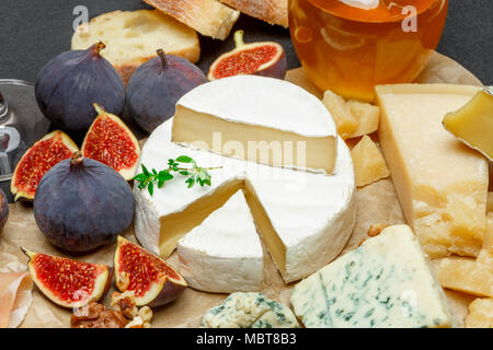 Fromage Brie sur une planche en bois avec des figues fraîches et de miel Banque D'Images