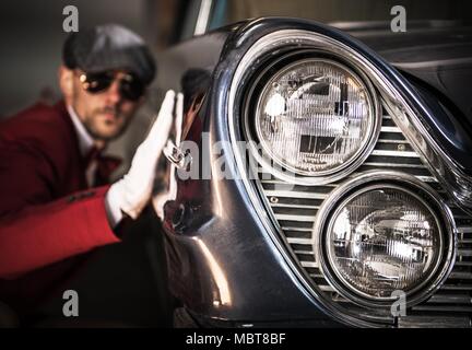 Les amateurs de voitures classiques dans la trentaine s'apprête à acheter pour son nouveau véhicule automobile Vintage Collection. Appréciation et évaluation Thème. Banque D'Images