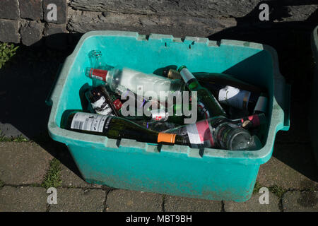 Recyclage des bouteilles en conseil fort. Machynlleth, Powys. Le Pays de Galles. Banque D'Images