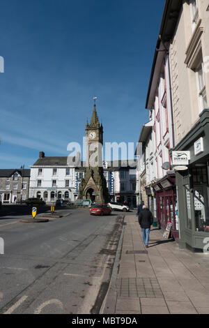 Machynlleth Rue principale avec des boutiques. Powys. Pays de Galles 2018 Banque D'Images