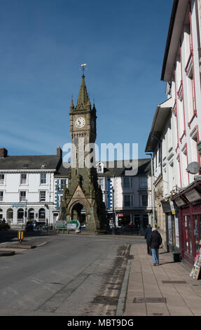 Machynlleth Rue principale avec des boutiques. Powys. Pays de Galles 2018 Banque D'Images