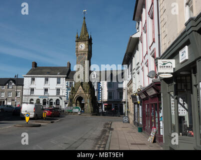 Machynlleth Rue principale avec des boutiques. Powys. Pays de Galles 2018 Banque D'Images