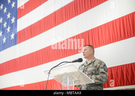 Le sergent-chef en chef. Michael Cornitius traite de la 147e Escadre attaque au cours d'une cérémonie de changement d'autorité le 6 janvier 2018, à Ellington Field JRB, Houston, Texas. Cornitius a cédé le pouvoir de l'aile nouvelle commande Chef, Chef Master Sgt. Walter Zelezniak. (Photo de la Garde nationale aérienne du Senior Kara Additon) Banque D'Images
