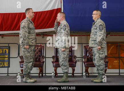Le sergent-chef en chef. Michael Cornitius salue le Colonel Gary Jones, la 147e Escadre, attaque de l'aile au cours de la cérémonie de changement d'autorité le 6 janvier, 2018, à Ellington Field JRB, Houston, Texas. Cornitius a cédé le pouvoir de l'aile nouvelle commande Chef, Chef Master Sgt. Walter Zelezniak. (Photo de la Garde nationale aérienne du Senior Kara Additon) Banque D'Images