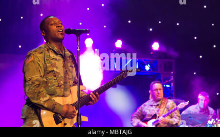 Soldiers' Chorus est l'ensemble vocal du United States Army Field Band basé à Fort Meade, dans le Maryland. Le 5 janvier 2018, un chanteur sergent d'état-major joue avec les six String Soldiers lors du All-American Bowl Awards Show de l'armée américaine au Lila Cockrell Theatre de San Antonio, Texas. L'image d'archive documente la performance musicale en direct associée au programme All-American Bowl. Banque D'Images