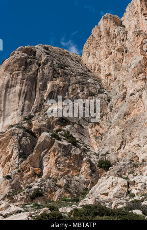 Murs d'escalade du Parc Naturel du Peñon de Ifach, situé dans la région de Calp village, un énorme rocher calcaire qui émerge de la mer et reliée à la rive par Banque D'Images