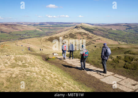 Les promeneurs sur la grande marche de la crête en direction de perdre Hill avec vue sur la Edale et espère que les vallées, Castleton, Peak District National Park Banque D'Images