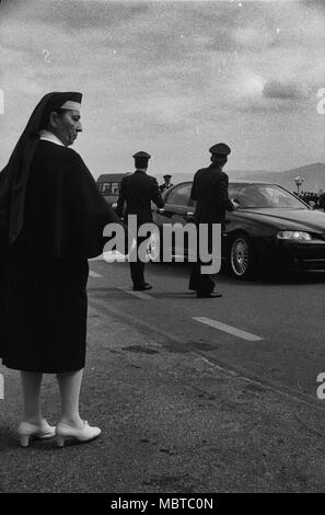 Les infirmières de la croix rouge s'est joint à la force aérienne Frecce Tricolori 93th anniversaire. Piazzale Michelangelo, Florence. Italie Banque D'Images