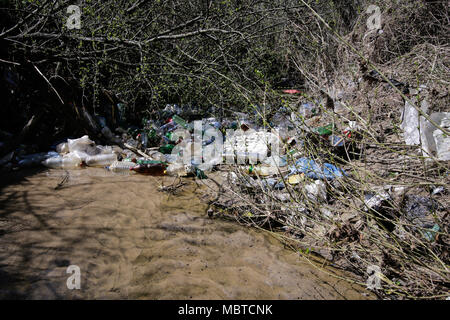 La pollution de l'eau lourde avec flux de déchets domestiques Banque D'Images