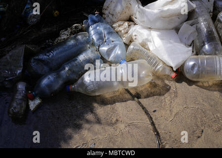 La pollution de l'eau lourde avec flux de déchets domestiques Banque D'Images