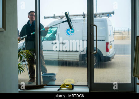 Redcar et Cleveland Council window cleaner au travail sur le Palais Arts Gallery sur l'Esplanade de Redcar Banque D'Images