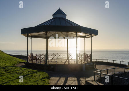 Kiosque victorienne sur la colline du château à Tenby, Pembrokeshire, Pays de Galles avec vue sur la mer au port de Tenby soleil tôt le matin Banque D'Images