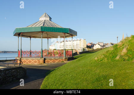 Kiosque victorienne sur la colline du château à Tenby, Pembrokeshire, Pays de Galles avec vue sur la mer au port de Tenby soleil tôt le matin Banque D'Images