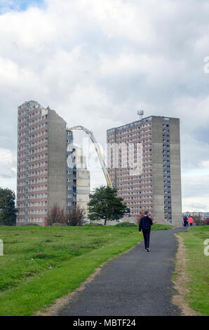 GLASGOW, ÉCOSSE - 13 octobre 2016 : les enfants de l'école à pied vers la démolition de l'ancienne tour d'appartements dans le cirque en Prospecthill Toryglen. Banque D'Images