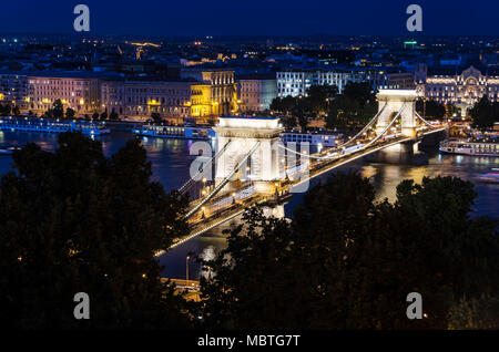 Ctionhain bridge à Budapest la nuit Banque D'Images