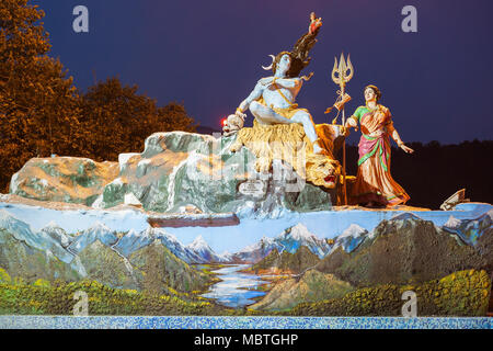 RISHIKESH, INDE - Novembre 08, 2015 : Un statuee du dieu hindou Shiva et sa femme Parvati à Rishikesh dans la nuit, l'Inde du Nord. Banque D'Images