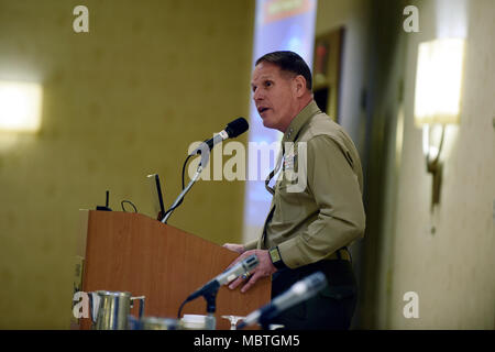 180109-N-PO203-082 ARLINGTON, Va. (janv. 9, 2018) Le lieutenant-général Robert Walsh, commandant général, Marine Corps Combat Development Command, et Commandant adjoint, le développement des méthodes de combat et de l'intégration, fournit une meilleure compréhension de la portée de l'Véhicule de reconnaissance blindé (ARV) Le développement de technologies de pointe en S-T et les objectifs de la possibilité de financement d'ARV pendant un discours. Le Bureau de la recherche navale est intéressé à recevoir les livres blancs, puis des propositions, sur la recherche, le développement, et l'intégration des technologies révolutionnaires liés à une prochaine génération Banque D'Images