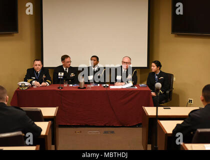 180109-N-TV402-112 CRYSTAL CITY, en Virginie (janv. 09, 2018) Les panélistes parlent à l'aspirant au cours d'une table ronde et un déjeuner à la surface de l'Association Marine 30e colloque national. Le colloque de cette année se concentre sur les forces de surface et l'intégration inter-domaines, mise en évidence des procédures communes et exercices combinés à travers l'air, de la terre, maritime, de l'espace et le cyberespace dans les domaines de la préparation d'un plus puissant et intégré Naval Surface active. (U.S. Photo par marine Spécialiste de la communication de masse de la classe 3ème Timothée Hale/libérés) Banque D'Images