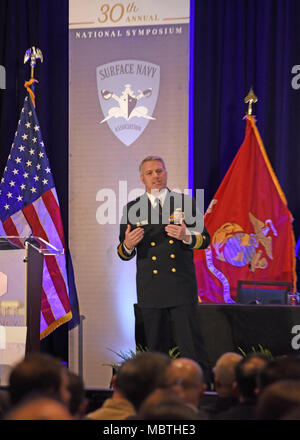 180109-N-TV402-183 CRYSTAL CITY, en Virginie (janv. 9, 2018) Arrière Adm. Ronald A. Boxall, Directeur, Surface Warfare, adresses participants de la marine de surface du 30e Colloque de l'Association nationale. Le symposium de cette année l'accent sur les forces de surface et des noms de l'intégration", qui met en évidence des procédures et exercices combinés à travers l'air, de la terre, maritime, de l'espace et le cyberespace domaines est la préparation d'un plus puissant et intégré Naval Surface active. (U.S. Photo par marine Spécialiste de la communication de masse de la classe 3ème Timothée Hale/libérés) Banque D'Images