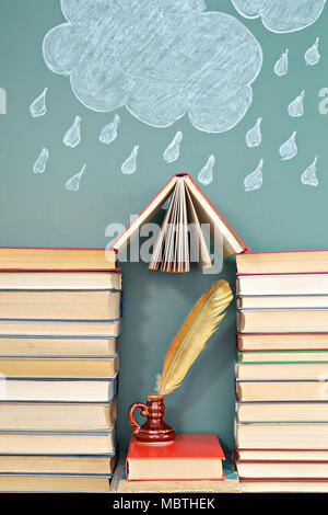 Concept de l'éducation école inhabituelle avec des livres sur fond de dessin à la craie de pluie Banque D'Images