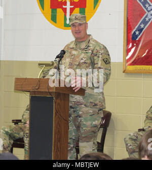 Le brig. Le général John M. Rhodes, Commandant, 66e commandement de troupes sortant merci 112e Bataillon de la Police militaire commandant, le Lieutenant-colonel Robert S. Watras pour son service. (U.S. Photo de la Garde nationale de l'Armée Le lieutenant-colonel Christian Patterson, APR +M) Banque D'Images