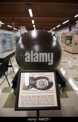 Une réplique de la 'Fat Man' bombe atomique placé dans le Centre du patrimoine mondial à Travis Air Force Base, en Californie, est l'une des nombreuses expositions historiques les visiteurs peuvent voir tout en le Centre du patrimoine mondial à Travis Air Force Base, en Californie La "Fat Man" bombe atomique a détruit Nagasaki, Japon, août9 1945 où il a fait au moins 40 000 personnes. Aux États-Unis (photo par un membre de la 1re classe Christian M. Conrad) Banque D'Images