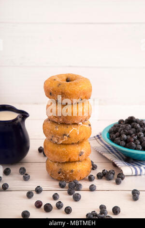 Gâteau aux bleuets Donuts sur une table en bois blanc Banque D'Images