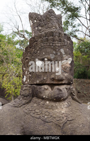 Angkor Thom, gros plan d'une statue de la tête d'un démon sur le pont, porte sud, Angkor Thom, site du patrimoine mondial de l'UNESCO, Angkor, Cambodge Asie Banque D'Images