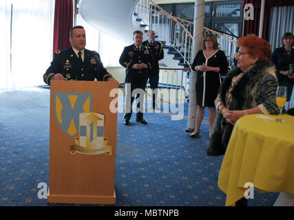 Le général de Steven A. Shapiro, Théâtre 21 Commande de soutien général commandant la prononce une allocution lors de la 21e du TSC Réception de Nouvel An à Armstrong's Club, 11 janvier à Vogelweh complexe de logement. Banque D'Images