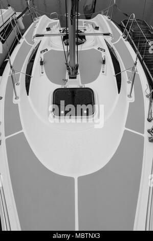 Pont d'un bateau à voile moderne amarré dans une marina Banque D'Images