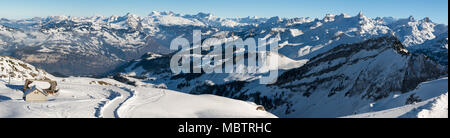 Vue panoramique sur les alpes suisses depuis le sommet près de Stoos Fronalpstock en Suisse Banque D'Images