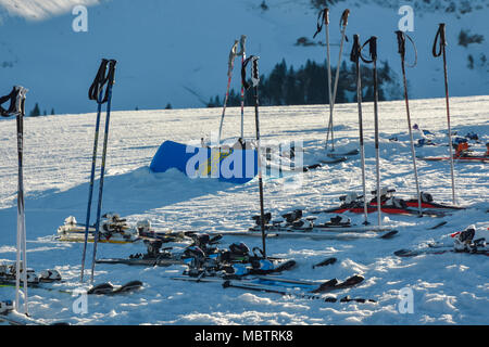 STOOS, Suisse - Janvier 2018 - Le matériel de ski en face de l'un des nombreux restaurants de montagne en station de ski en Suisse de Stoos Banque D'Images