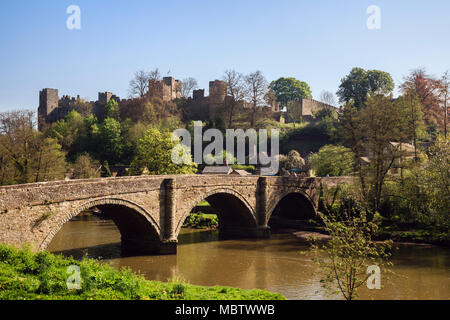 Dinham pierre voûtée pont sur la rivière Teme avec ville et le château au-delà. Ludlow Shropshire Angleterre Royaume-uni Grande-Bretagne Banque D'Images