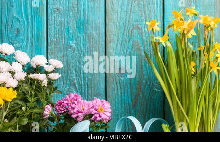 Photo de fleurs en pots près de clôture en bois Banque D'Images