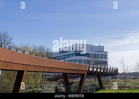 La passerelle menant à l'Université de Northampton, Waterside Campus, une nouvelle version doit ouvrir en septembre 2018, Northampton, Royaume-Uni Banque D'Images