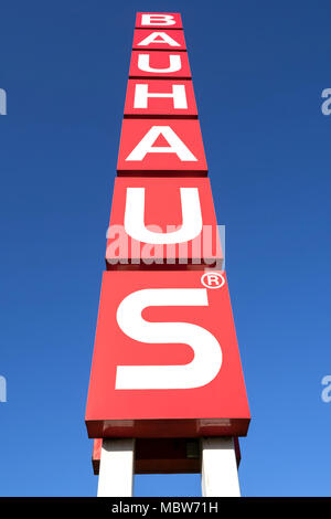 Signe Bauhaus contre le ciel bleu. Le Bauhaus est un suisse dont le siège se trouve la chaîne de détail offrant des produits pour l'amélioration de l'habitat, le jardinage et l'atelier. Banque D'Images