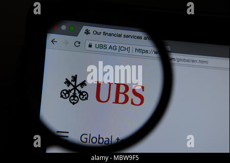 Site web UBS vu à travers une loupe Banque D'Images