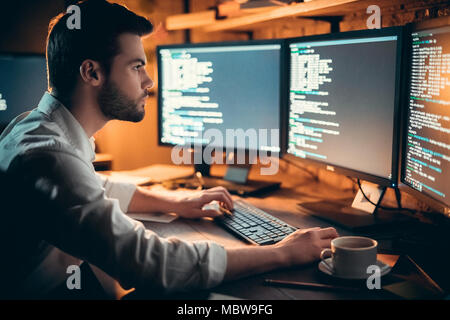 Les jeunes ciblés vers la fin de codage développeur office écrit script illustré sur les moniteurs d'ordinateur, beau grave programmeur codeur programmation developi hacker Banque D'Images