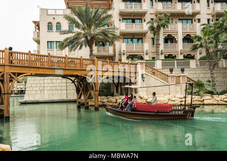 Abra bateaux dans les canaux du Souk Madinat Jumeirah à Dubai, UIAE, au Moyen-Orient. Banque D'Images