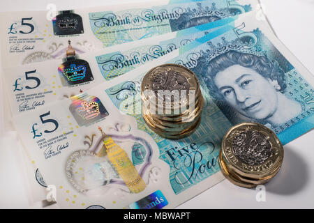 €1 pièces placées aléatoirement sur UK £5, £10, £20 et note Banque D'Images