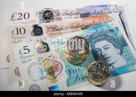 €1 pièces placées aléatoirement sur UK £5, £10, £20 et note Banque D'Images