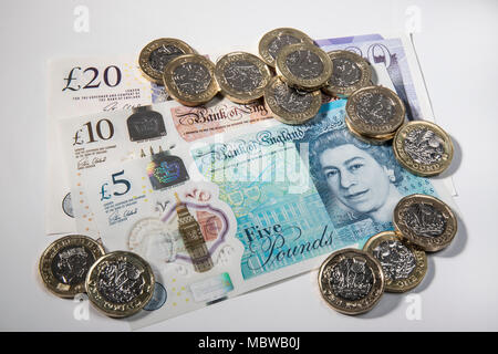 €1 pièces placées aléatoirement sur UK £5, £10, £20 et note Banque D'Images